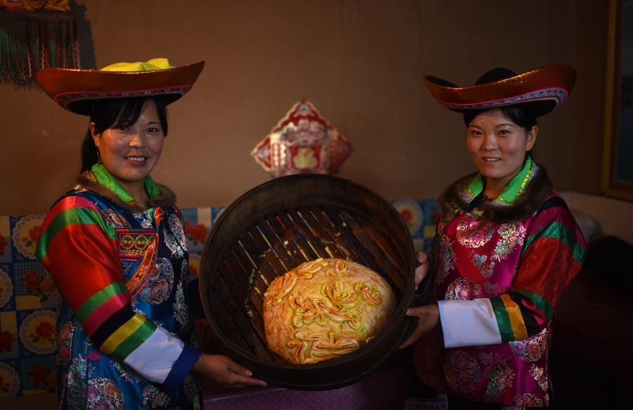 Tu ethnic group makes special mooncake for Mid-Autumn Festival