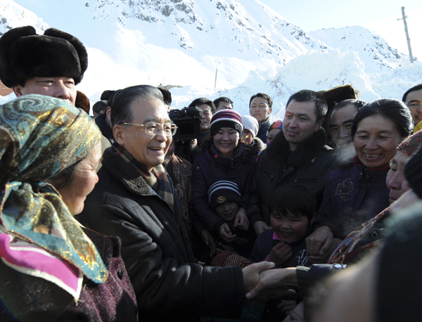 Premier Wen Jiabao offers solace to villagers