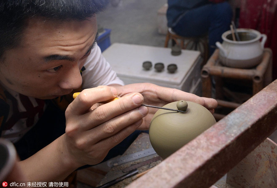 Teapot craftsman makes innovation, passes down techniques