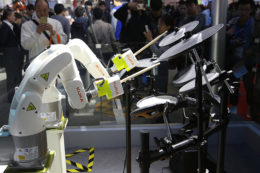 Robots draw people to China International Industry Fair in Shanghai