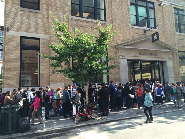Chinese in NYC queue up for Apple iPhone 6