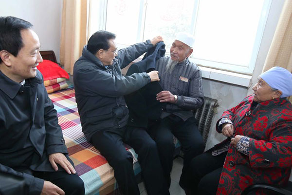Premier Li brings new year gifts to elderly couple in nursing home