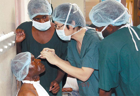 Chinese doctors give free cataract treatment