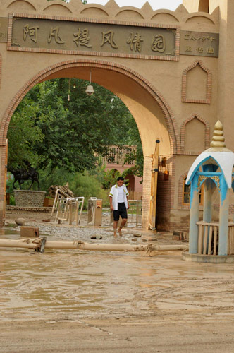 Sudden flood hits Xinjiang's Turpan