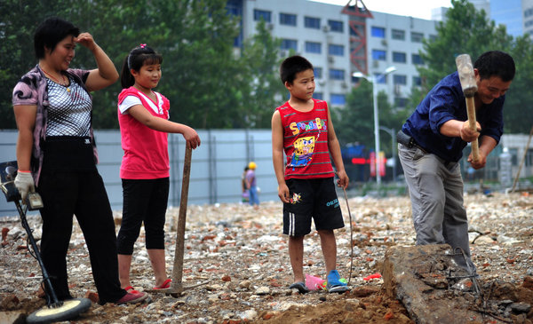 Summer vacation brings out young migrant workers