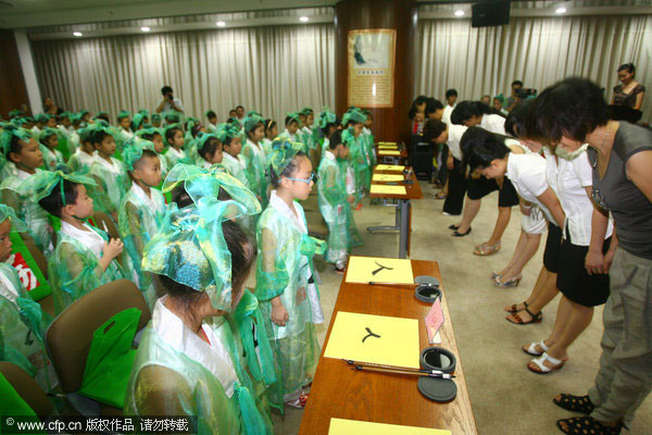 Ancient-style ceremony held for new pupils