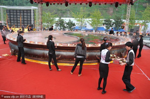 Giant hot pot feast in SW China