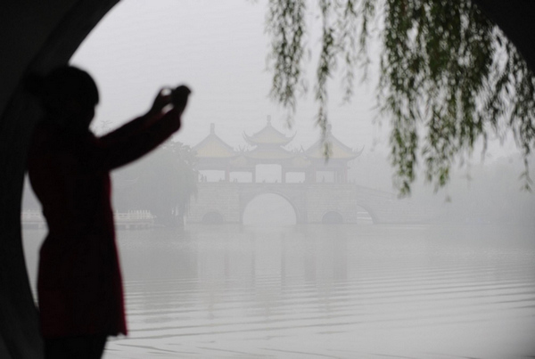 Dense fog shrouds E China