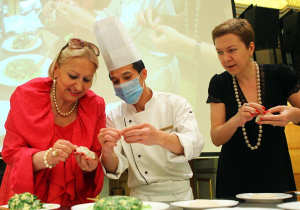 Ambassadors' wives learn to make Chinese dim sum