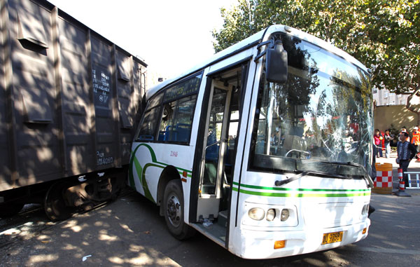 Bus-train crash injures 15 passengers