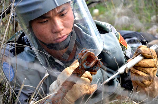 Chinese soldiers clear mines, win hearts