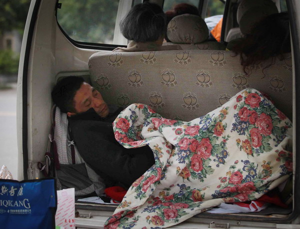Quake victims take shelter on the streets