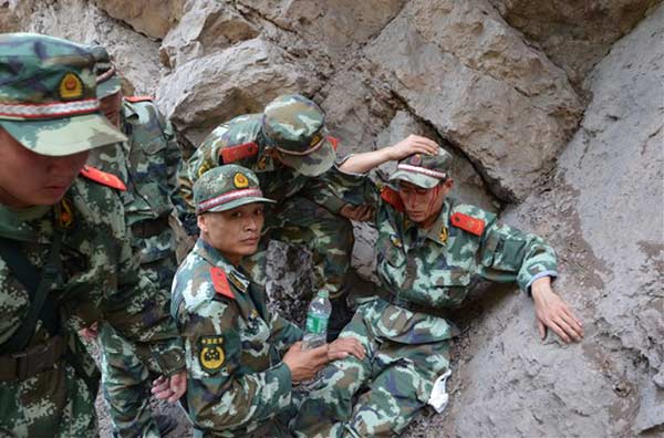 Soldier injured in quake rescue