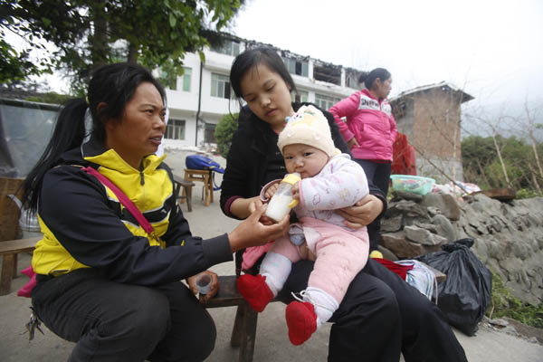 House damaged, life continues in Sichuan