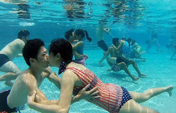 Underwater kissing contest a wet affair