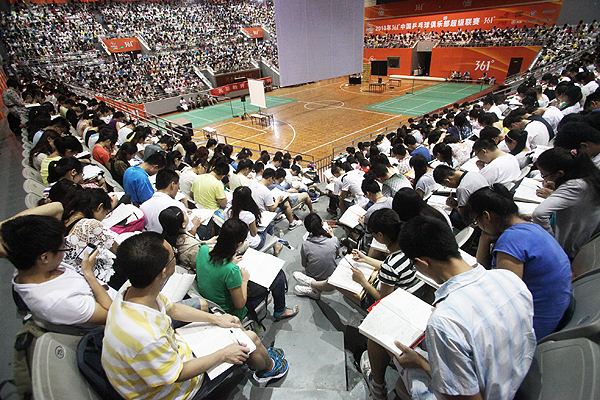 Jobless graduates swarm to grad school