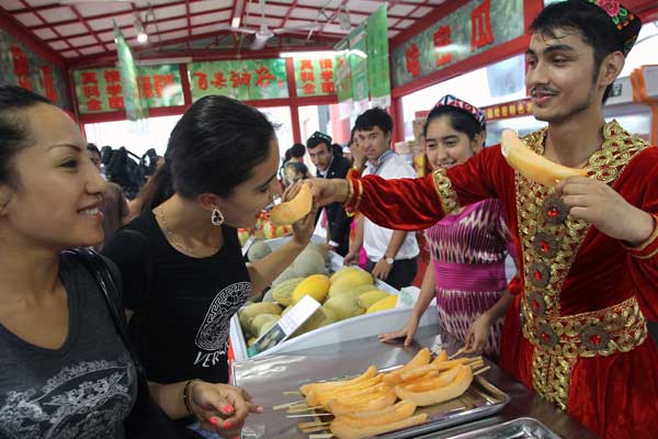 Fair brings Hami melons to Beijing