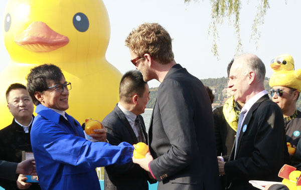 Giant duck to exit after drawing the crowds