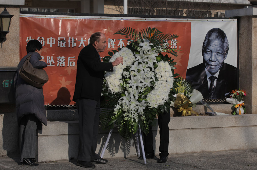 People come say farewell to Mandela in Beijing