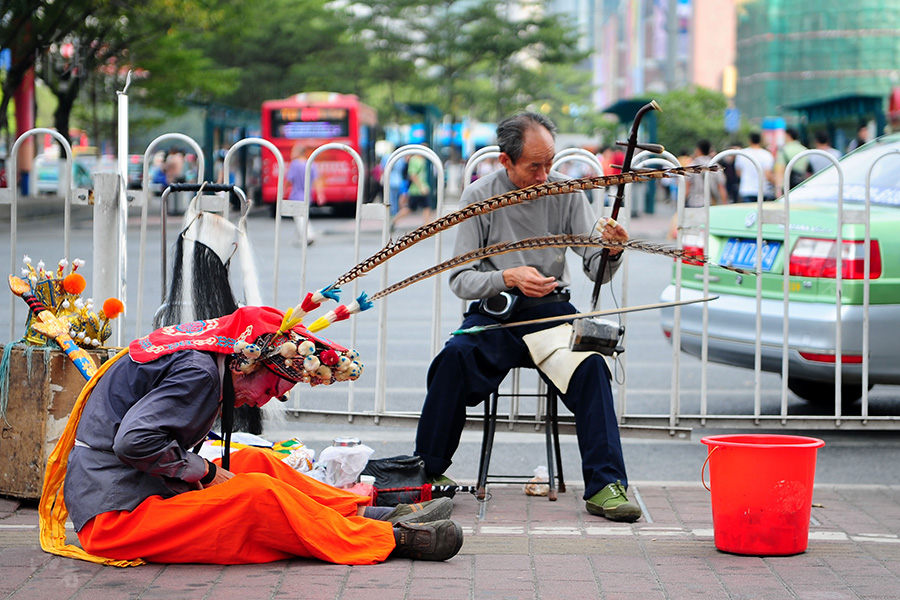 Retirees go back on the road as street performers