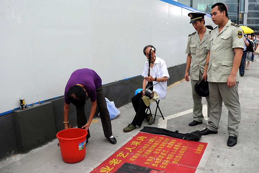 Retirees go back on the road as street performers