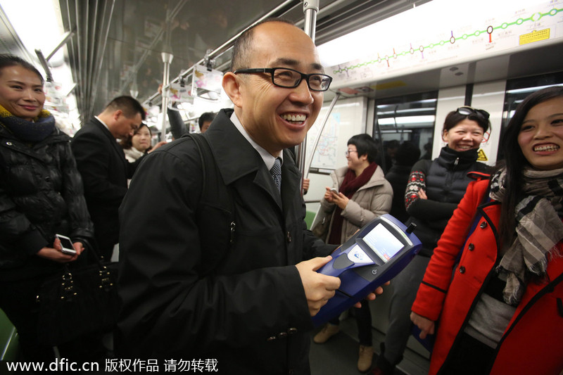 Pan Shiyi tests PM 2.5 on Shanghai subway