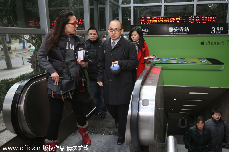 Pan Shiyi tests PM 2.5 on Shanghai subway