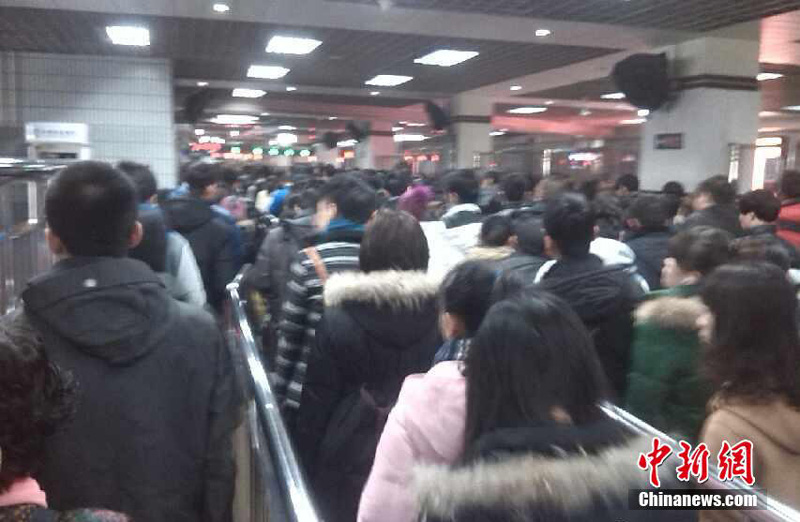 Signal problems strand commuters in Beijing