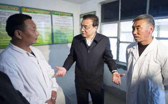 Premier Li pays surprise visit to cramped village clinic