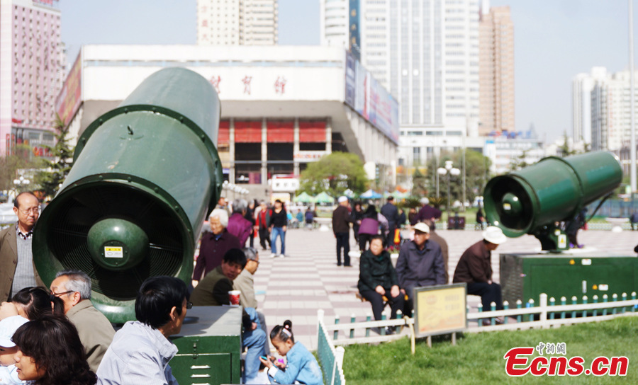 Huge mist cannons attract people in Lanzhou