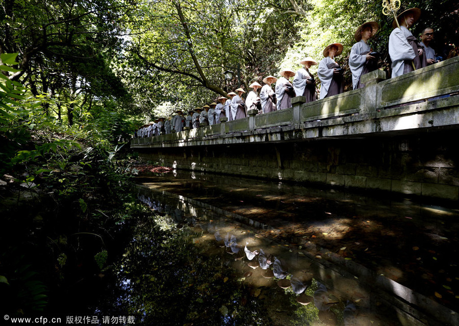 Traditional mendicants' walk held in East China