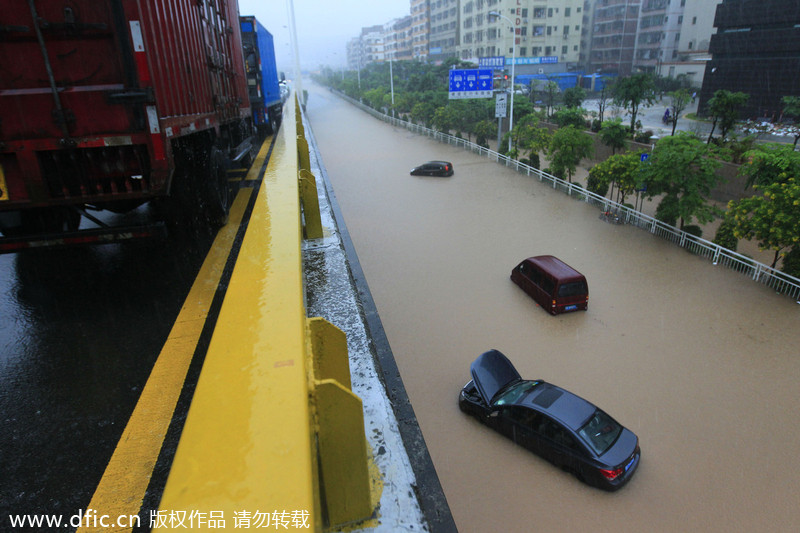 Seasonal rains swamp China