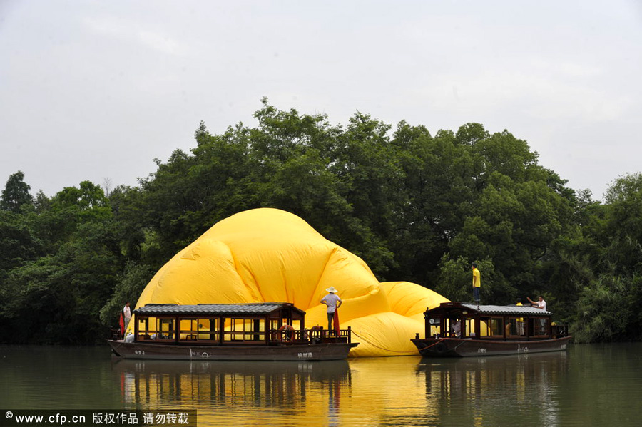 Giant Rubber Duck waits in wings in Hangzhou