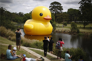 Giant Rubber Duck waits in wings in Hangzhou