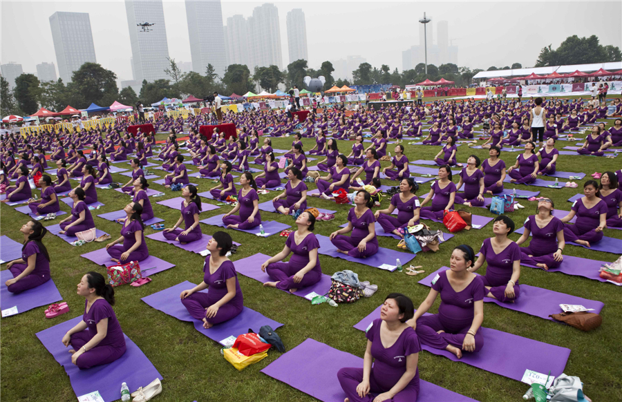 505 pregnant women beat record for group yoga