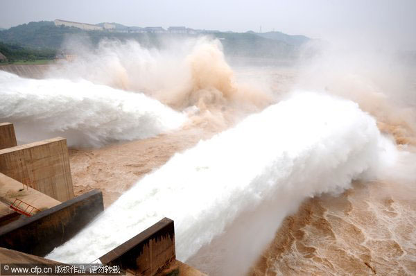 Tourists flock to watch Yellow River waterfall