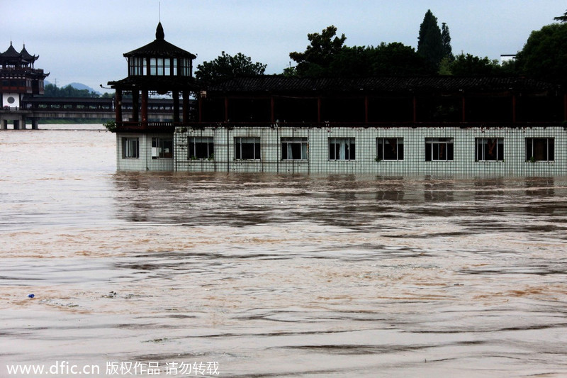 Thousands flee as rains lash Hunan, Anhui