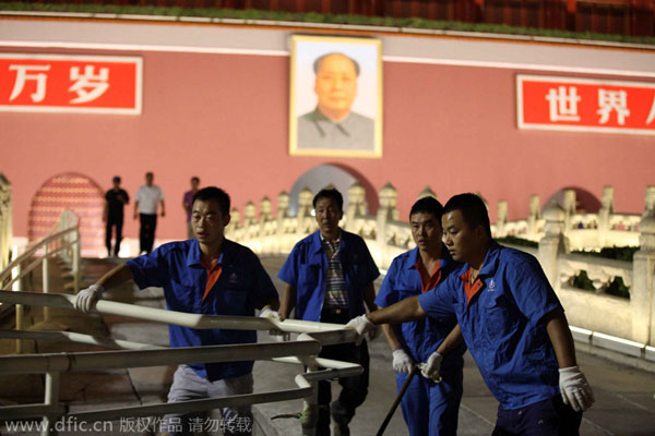 'Golden’ guardrails decorate Tiananmen Square