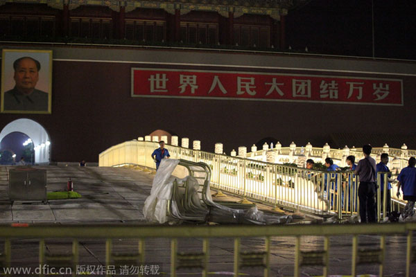 'Golden’ guardrails decorate Tiananmen Square