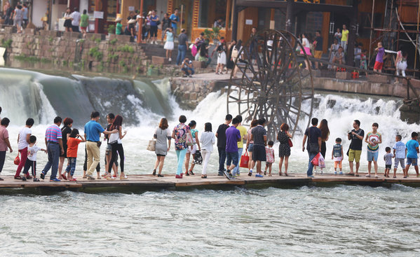 Fenghuang town sees a wave of tourists after floods