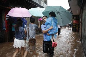 Fenghuang town sees a wave of tourists after floods