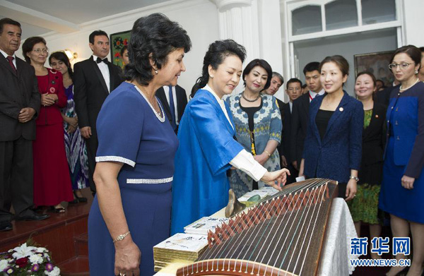 China's first lady Peng Liyuan hits the right note