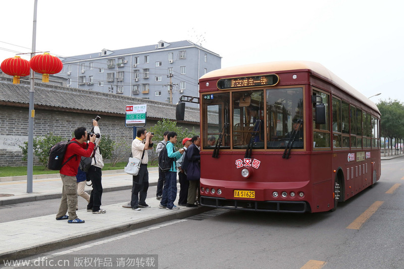 Beijing welcomes its vintage tour bus