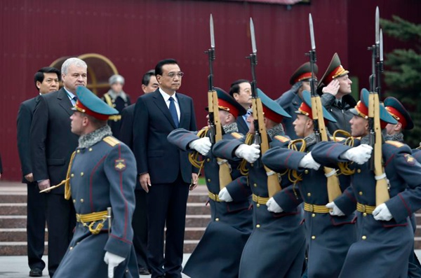 Premier Li lays wreath at Tomb of the Unknown Soldier