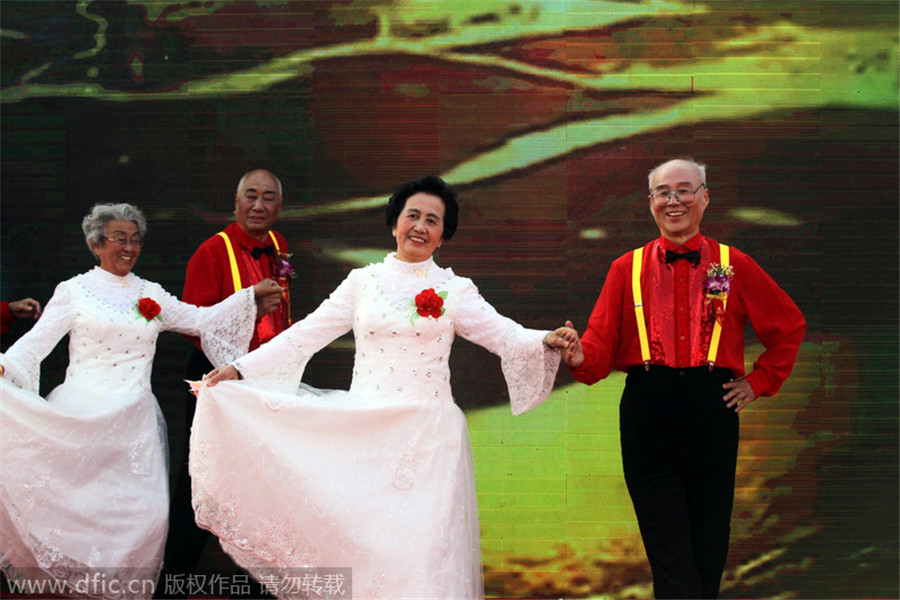 Couples mark golden wedding anniversary in Jiangsu