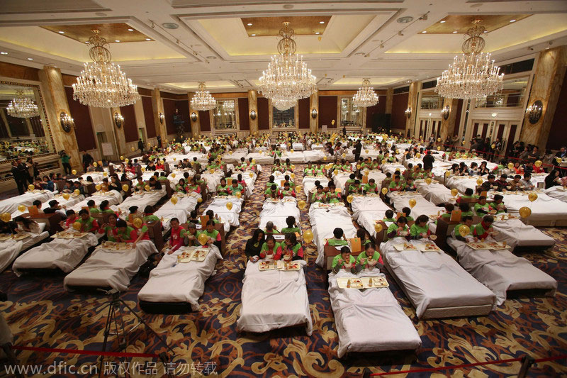 The most people dine on the beds