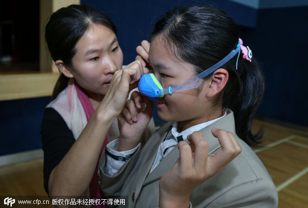 Anti-smog nasal masks given to children