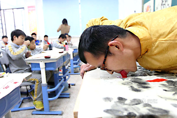 Trending: Hangzhou man licks out painting
