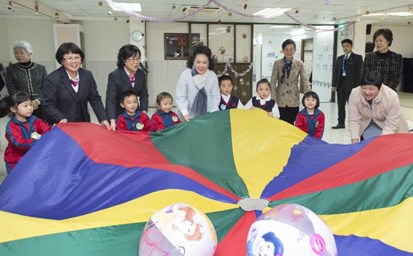 Peng Liyuan visits kindergarten in Macao