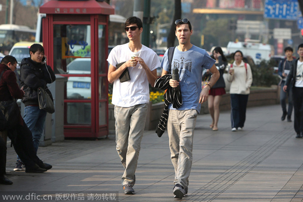 Shanghai, Nanjing heat up just before predicted cold